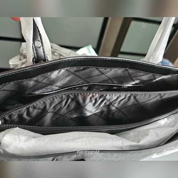 Michael Kors Voyager signature Tote Bag in black - Picture 5 of 11